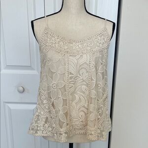 NWOT ESLEY CREAM FLORAL LACE CAMISOLE TOP. SIZE SMALL.